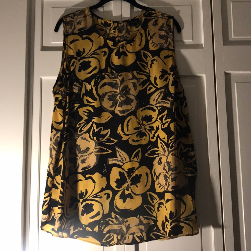 EUC WhoWhatWear short sleeve floral top XXL